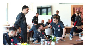 Üç futbolcu Milli Takım kampına geç katılacak