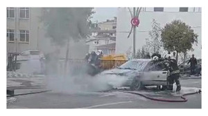Seyir halindeki otomobil alev aldı