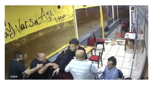 İzmit’te çay ocağında otururken silahlı saldırıya uğradı: O anlar kamerada