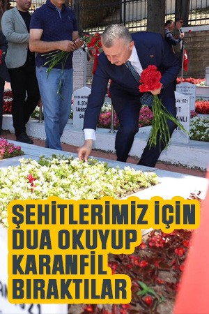 Şehitlerimiz için dua okuyup karanfil bıraktılar