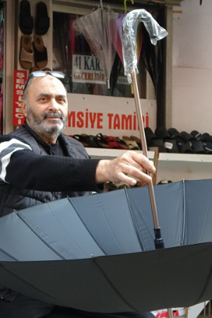 İzmit’in son şemsiye tamircisi 42 yıldır ayakta kalma mücadelesi veriyor