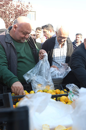 Fiyatı 2 TL'ye düşünce tonlarca ürünü vatandaşlara ücretsiz dağıttılar