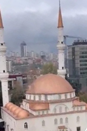 Camiden müstehcen sesler geldi, ortalık karıştı