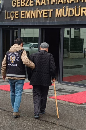 Dolandırıcılıktan aranıyordu, emniyete bastonuyla götürüldü