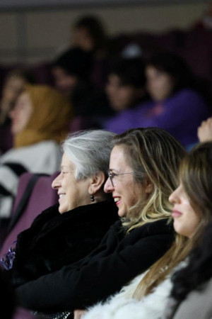 Kartepe’de “Git Başımdan” kahkaha dolu bir gece yaşattı