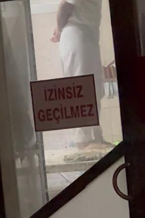 Komşuda iğrenç görüntü: Tatlı hamurunu ayağıyla çiğnedi