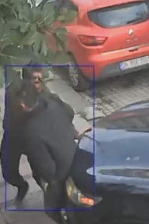 Film gibi olay: Kendi otomobilinin altında kaldı