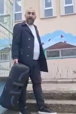 Aynı okula gidip dev hoparlörle ilahi açtı!