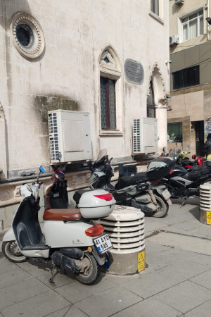 Kaldırım esnafa yasak, motosikletlere serbest