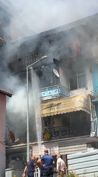 İzmit’te büyük yangın! 3 kişi mahsur kaldı: 7 daire hasar gördü