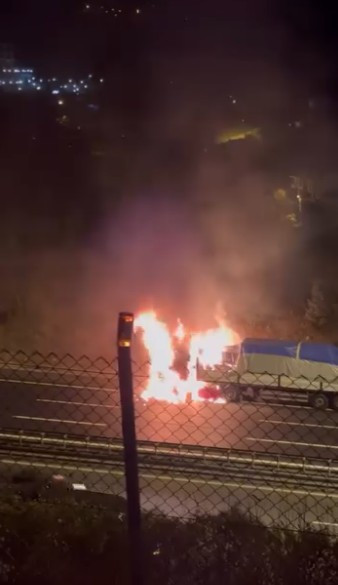 Kocaeli'de seyir halindeki tır alev alev yandı!