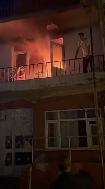 Daire alevlere teslim oldu: Balkondan atlayarak kurtuldu
