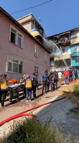 İzmit’te büyük yangın! 3 kişi mahsur kaldı: 7 daire hasar gördü