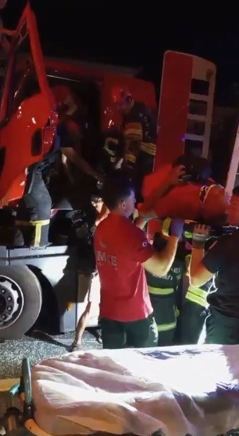 Tır, tıra arkadan çarptı, sürücü sıkıştı