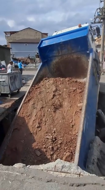 İzmit'te faciadan dönüldü: Beton zemin çöktü, hafriyat kamyonu içine düştü