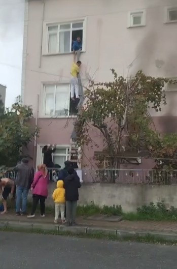 Darıca’da pansiyon yangını: İşçiler çarşaf zinciriyle kurtuldu