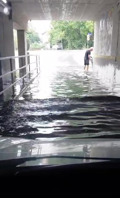 Kocaeli'de sağanak felaketi! Araçlar sulara gömüldü