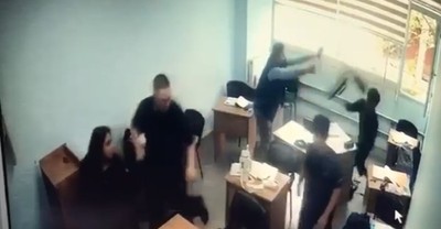 Kurs merkezinde dehşet anları: Sınıfa girip öğrenciye saldırdı