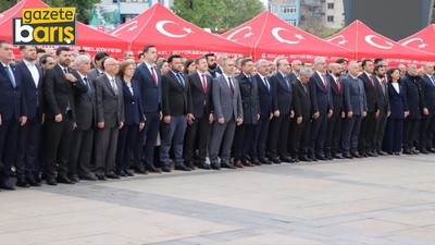 Valisiz, başkansız çelenk töreni!
