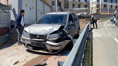 Santral rampasında freni boşalan otomobil araçların arasında daldı: Yaralılar var