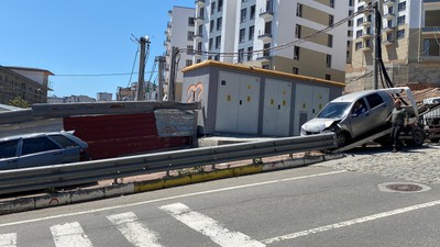 Santral rampasında freni boşalan otomobil araçların arasında daldı: Yaralılar var