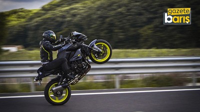Motosikletin ön tekerini kaldıran yandı, cezası çok ağır
