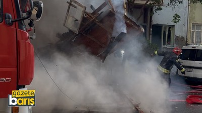 Kocaeli’de 2 ev alev alev yandı: Evin duvarı 2 itfaiye erinin üzerine düştü!