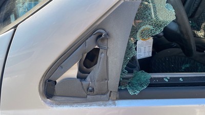 Kocaeli’de muhtarın otomobiline saldırdılar