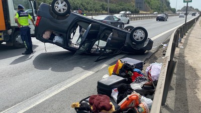 Kocaeli’de bariyere çarparak takla atan araç ters döndü: 3 yaralı