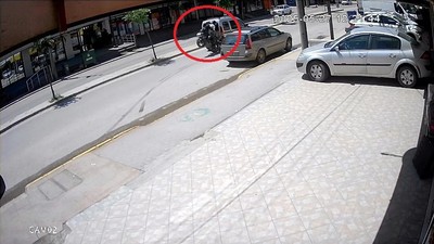 Kocaeli’de araca çarpan motosiklet takla attı