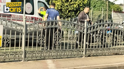 İzmit’te bisikletli vatandaş tramvay korkuluklarında asılı kaldı