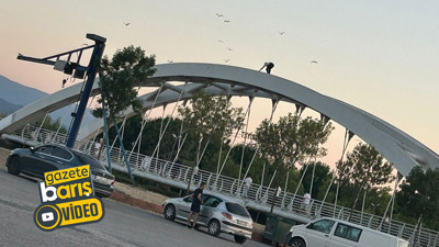 İzmit'te tehlikeli anlar: Asmalı köprünün tepesindeki adam panik yarattı