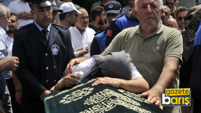 Eşinin tabutuna sarılarak dakikalarca ağladı