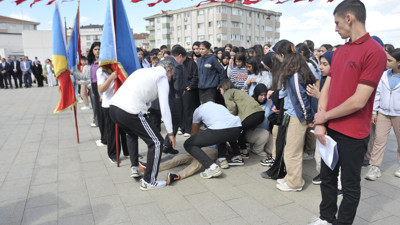 Gebze'de ilkokul öğrencisi resmi törende açlıktan bayıldı!