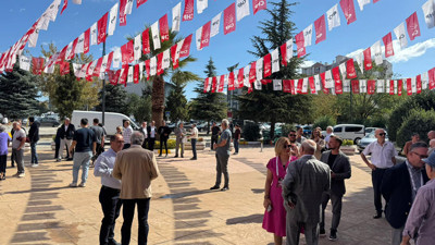 Kapıda karşıladı: CHP İzmit’te ikramlar Hürriyet’ten