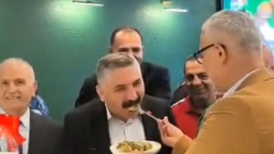 AKP’li başkan vekili CHP’li başkana elleriyle baklava yedirdi