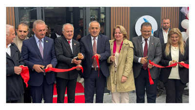 İl başkanı olmadan ilk kurdeleyi kesti