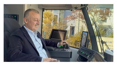 Alikahya’da test sürüşü: Büyükakın tramvayın başına geçti!