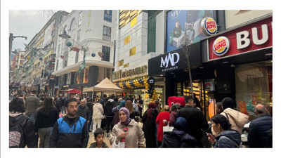 Birbirleriyle yarıştılar: İzmit’te bedava takı kuyruğu!