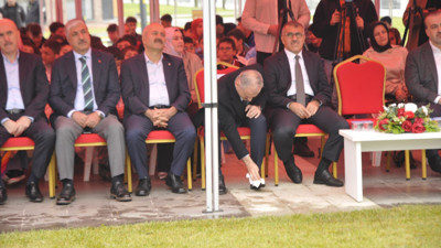 AKP’li başkan mekan tanımıyor… Herkesin ortasında bakın ne yaptı!