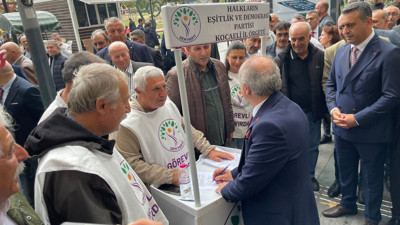 Slogan attırdı! CHP’li Erdem Arcan’dan DEM Parti standına imza