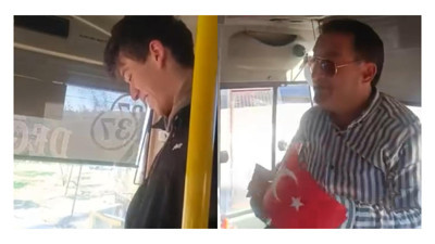 Kocaeli'deki şoförden yolcularına Cumhuriyet Bayramı ikramı