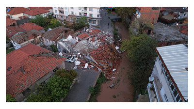 Balıkesir'deki depreminde çöken binalar sabahın ilk ışıklarıyla böyle görüntülendi