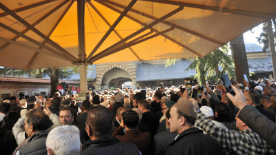 Cemaat o anı çekmek için cep telefonlarına sarıldı