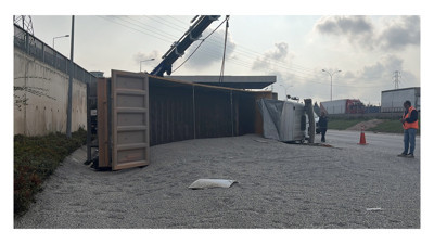 Kocaeli’de mıcır yüklü kamyon devrildi