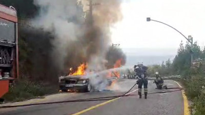 Kocaeli'de seyir halindeki otomobil alev aldı