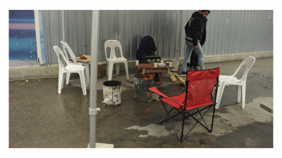 Çöken binanın enkazında yürek burkan görüntü! Bakın nasıl ısınmaya çalıştılar...