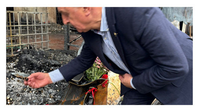 CHP’liler karanfil bırakıp dua ettiler