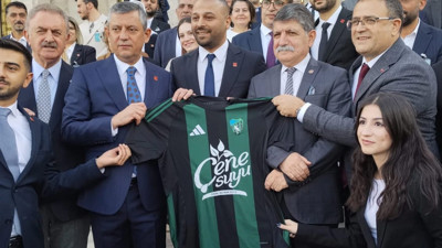 CHP Derince’den Ankara çıkarması! Özgür Özel’e Kocaelispor formasıyla gittiler