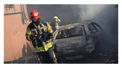 Kandıra'da feci yangın. Evde başladı arabayı yaktı!